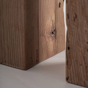 Újrahasznosított fenyőfa pad részlet – bontott fa karakteres felülete