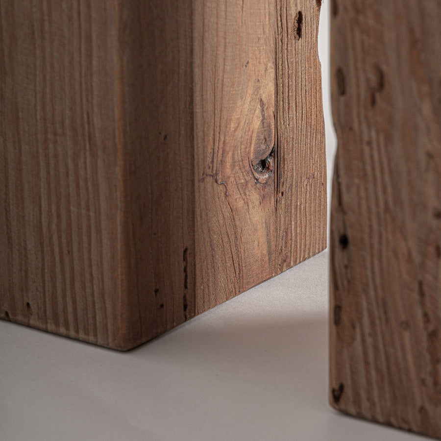 Újrahasznosított fenyőfa pad részlet – bontott fa karakteres felülete