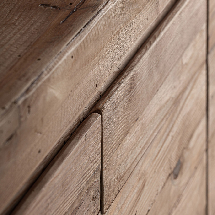 Újrahasznosított fenyőfa tálaló részlet – letisztult illesztések és természetes fa textúra