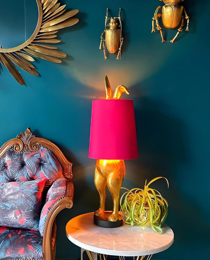 Aranyszínű, nyuszi formájú, glamour stílusú díjnyertes asztali lámpa rózsaszín búrával.