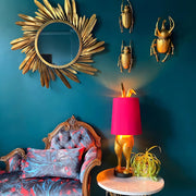 Aranyszínű, nyuszi formájú, glamour stílusú díjnyertes asztali lámpa rózsaszín búrával.