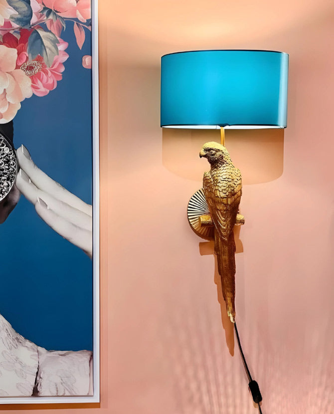 Aranyszínű papagáj figurés, trópusi, glamour stílusú falilámpa, türkizszínű lámpaernyővel.