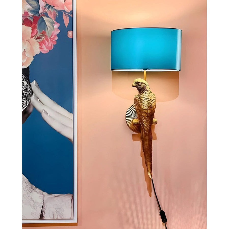 Aranyszínű papagáj figurés, trópusi, glamour stílusú falilámpa, türkizszínű lámpaernyővel.