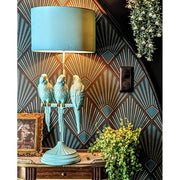 Türkizszínű papagáj figurákkal díszített, 79 cm magas, trópusi, glamour stílusú asztali lámpa.