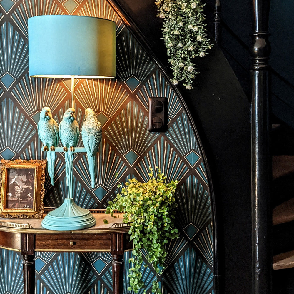 Türkizszínű papagáj figurákkal díszített, 79 cm magas, trópusi, glamour stílusú asztali lámpa.