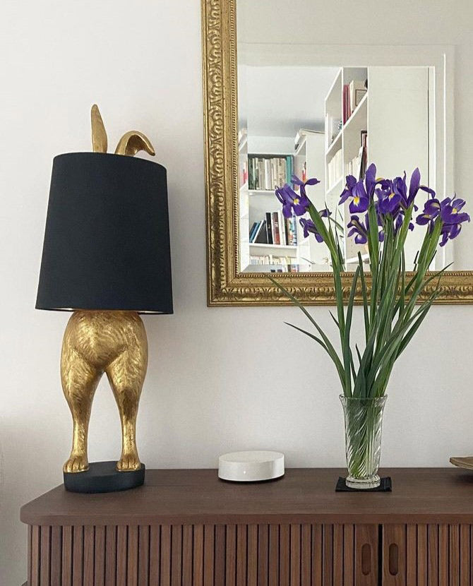Nyuszis asztali lámpa 74 cm E27 arany-fekete "Hiding Bunny®"