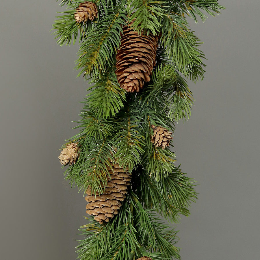 Közeli kép a mű fenyő girlandról.