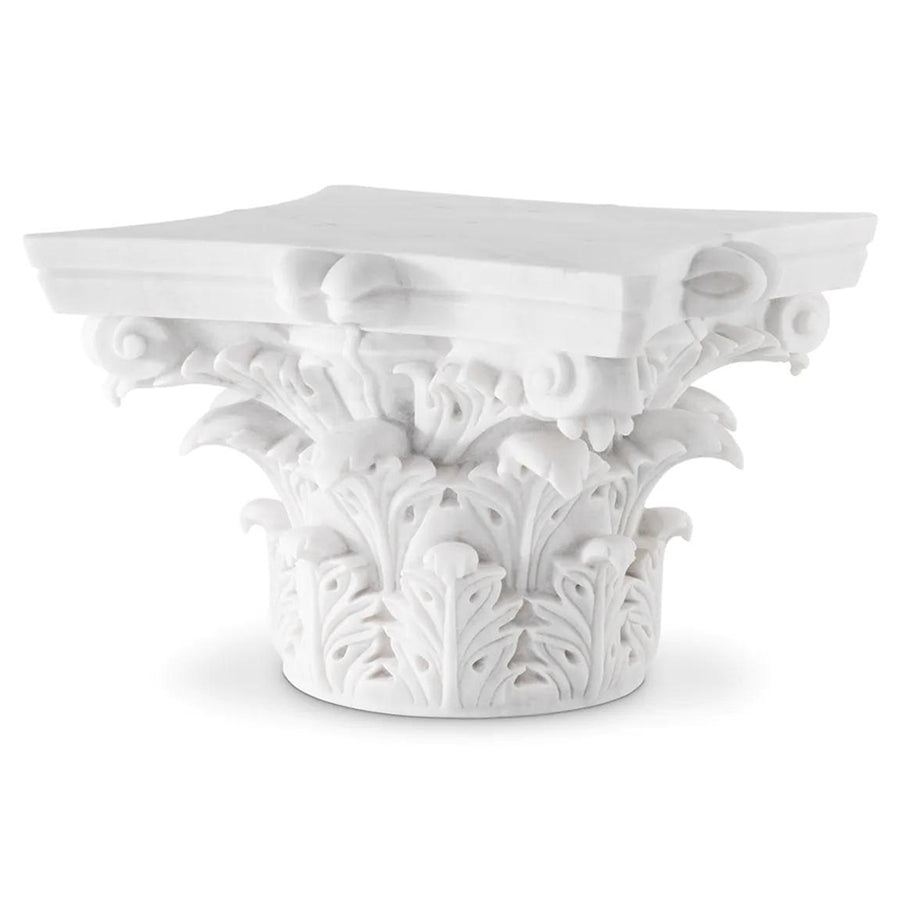 Fehér márványból faragott,, korinthoszi oszlopfő formájú dohányzóasztal.