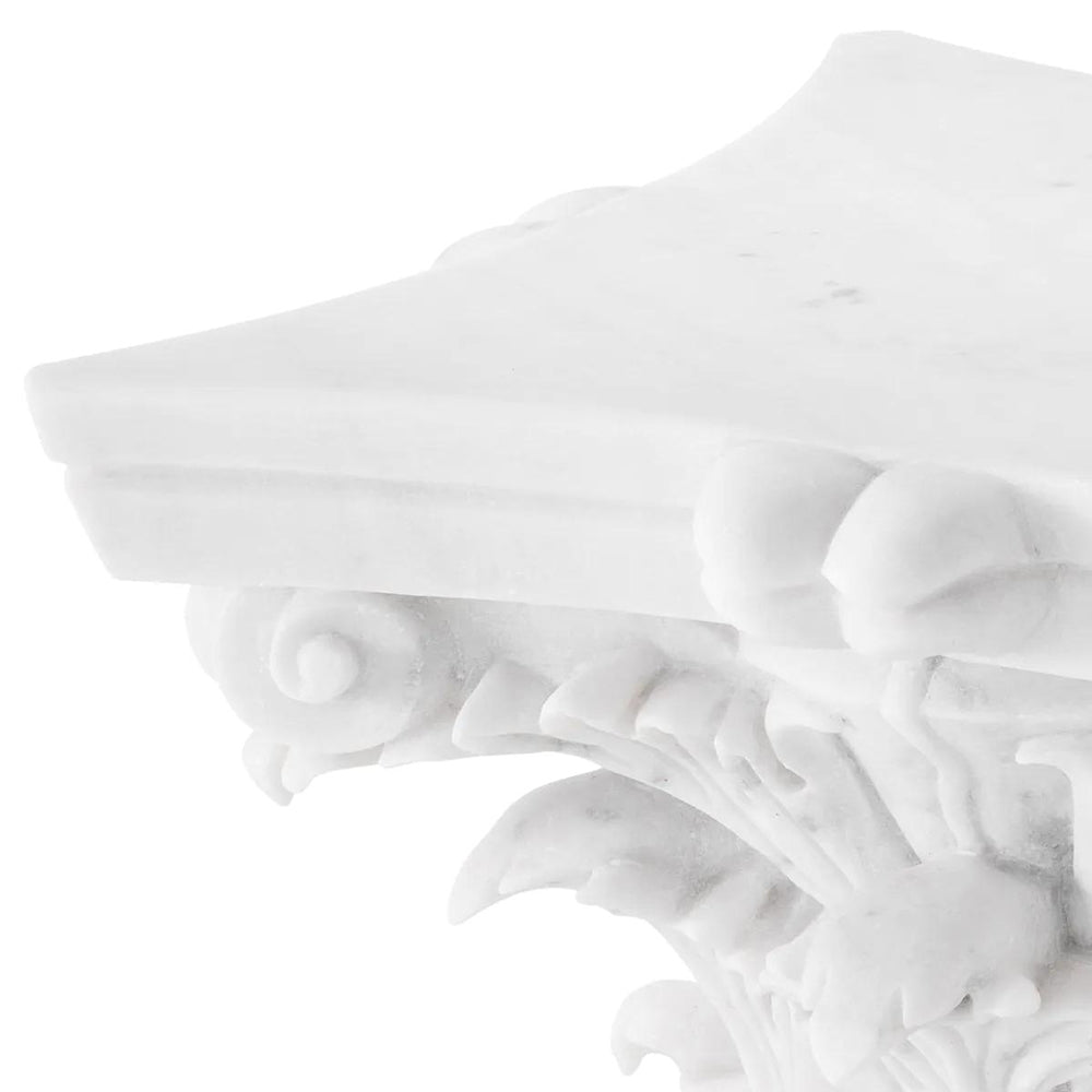 Fehér márványból faragott,, korinthoszi oszlopfő formájú dohányzóasztal.