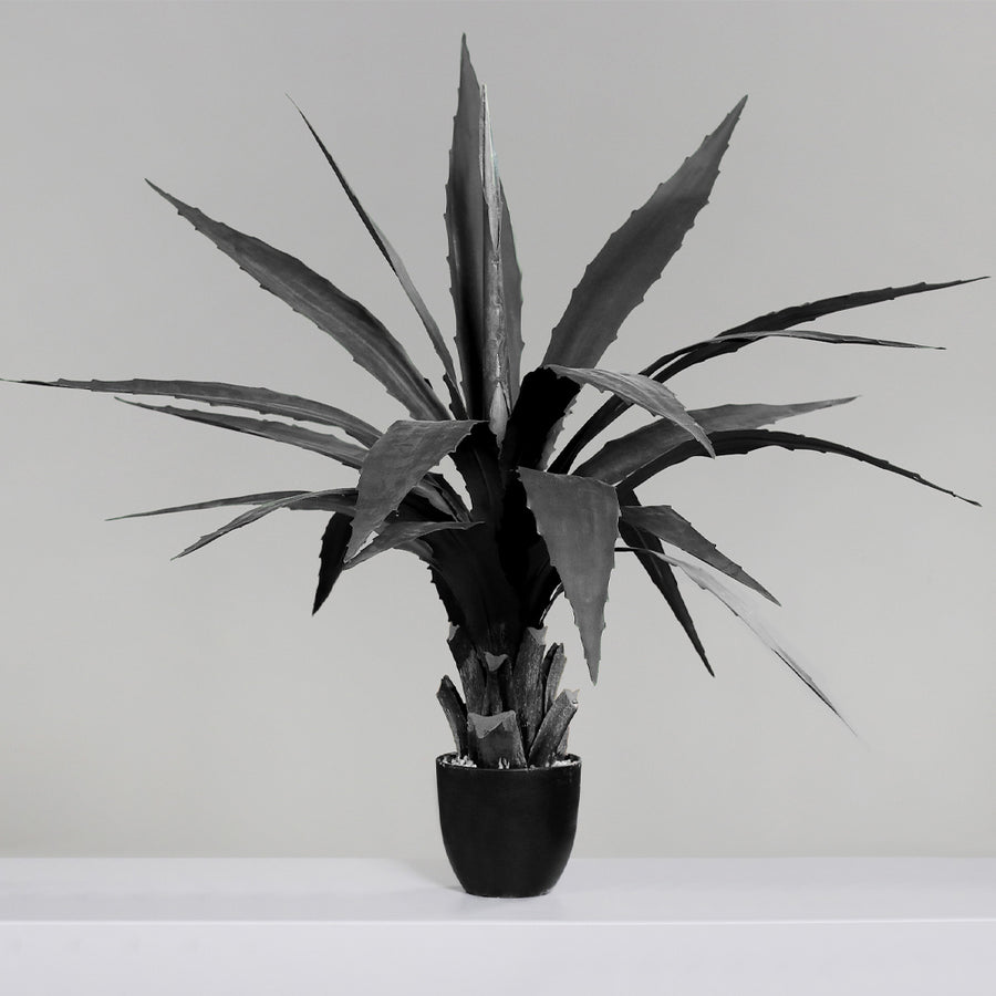 Szénfekete mű agave 90 cm magasságban, díszes levelekkel és stabil cserépben