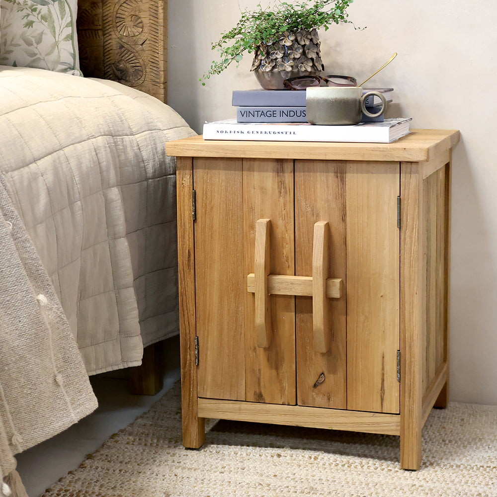 AIKA natúr színű éjjeliszekrény hálószobában, japandi stílusú enteriőrben elhelyezve