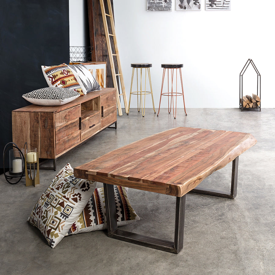 Akácfából és acélból készült dohányzóasztal.