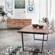 Akácfából és acélból készült étkezőasztal.