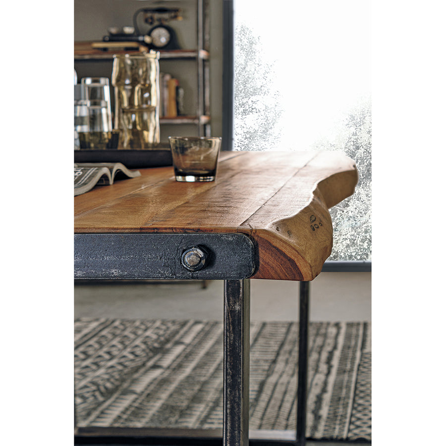 Akácfából és acélból készült étkezőasztal.