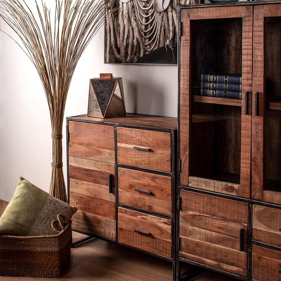 Akácfából és acélból készült tálaló.