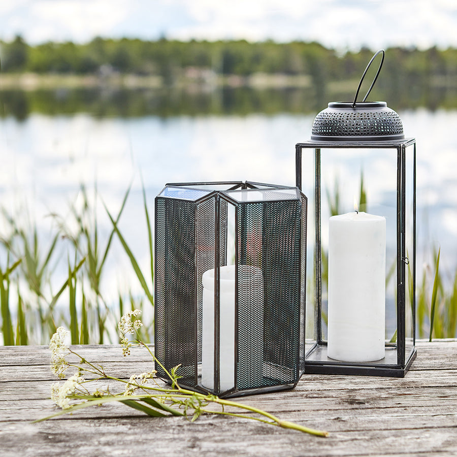 Keleti ihletésű, kortárs stílusú, fekete színű, kézműves fém lámpás.