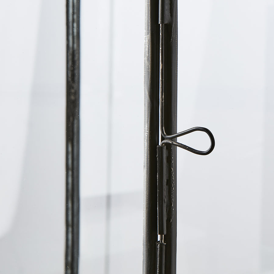 Keleti ihletésű, kortárs stílusú, fekete színű, kézműves fém lámpás.