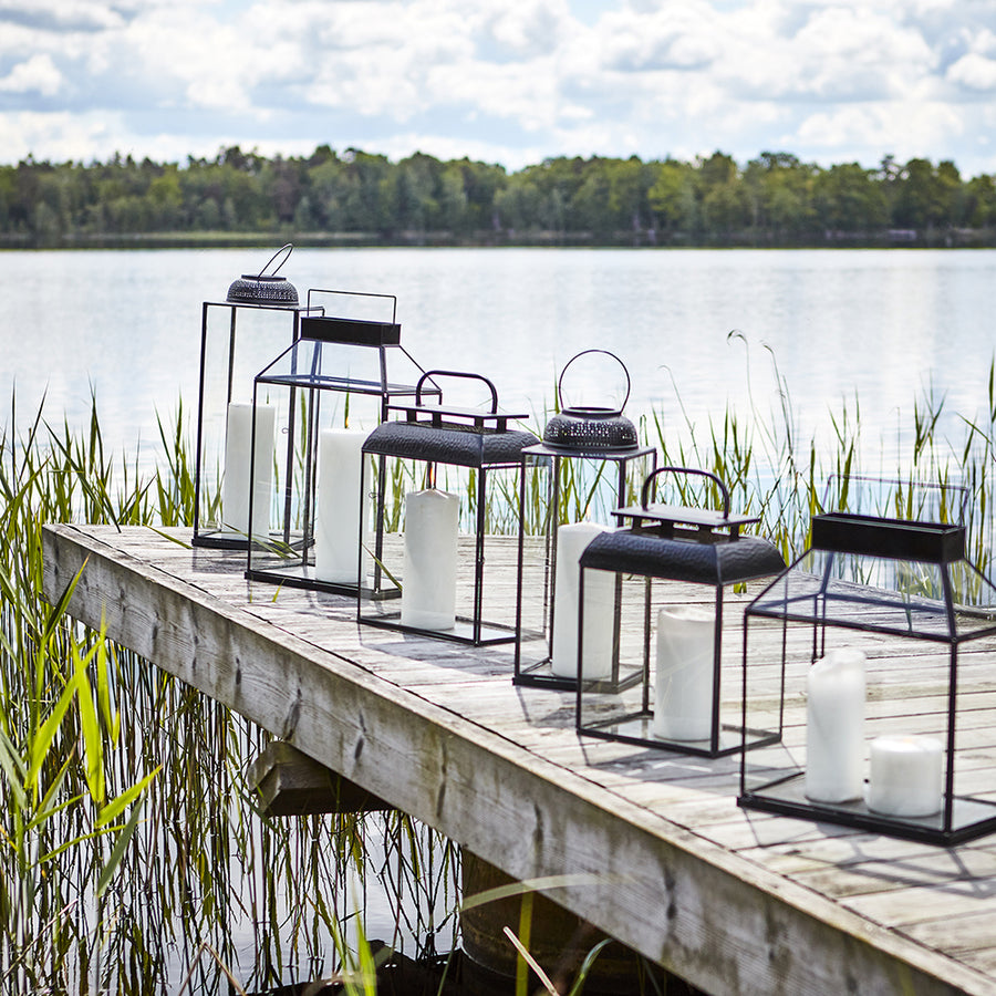 Keleti ihletésű, kortárs stílusú, fekete színű, kézműves fém lámpás.