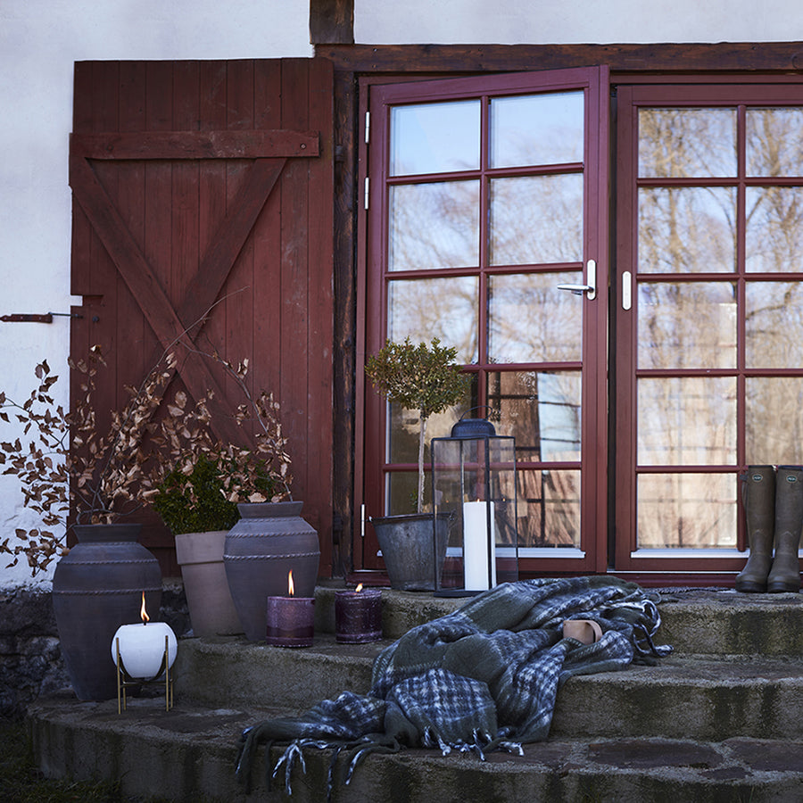 Keleti ihletésű, kortárs stílusú, fekete színű, kézműves fém lámpás.