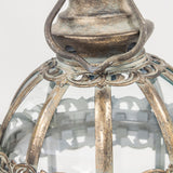 Antikolt aranyszínű fém lámpás kupola részének részletfotója díszített peremmel és akasztóval