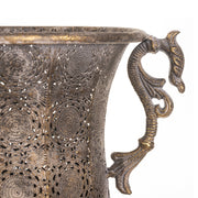 Dekoratív kialakítású, patinás felületű, aranyszínű, fém díszkaspó.