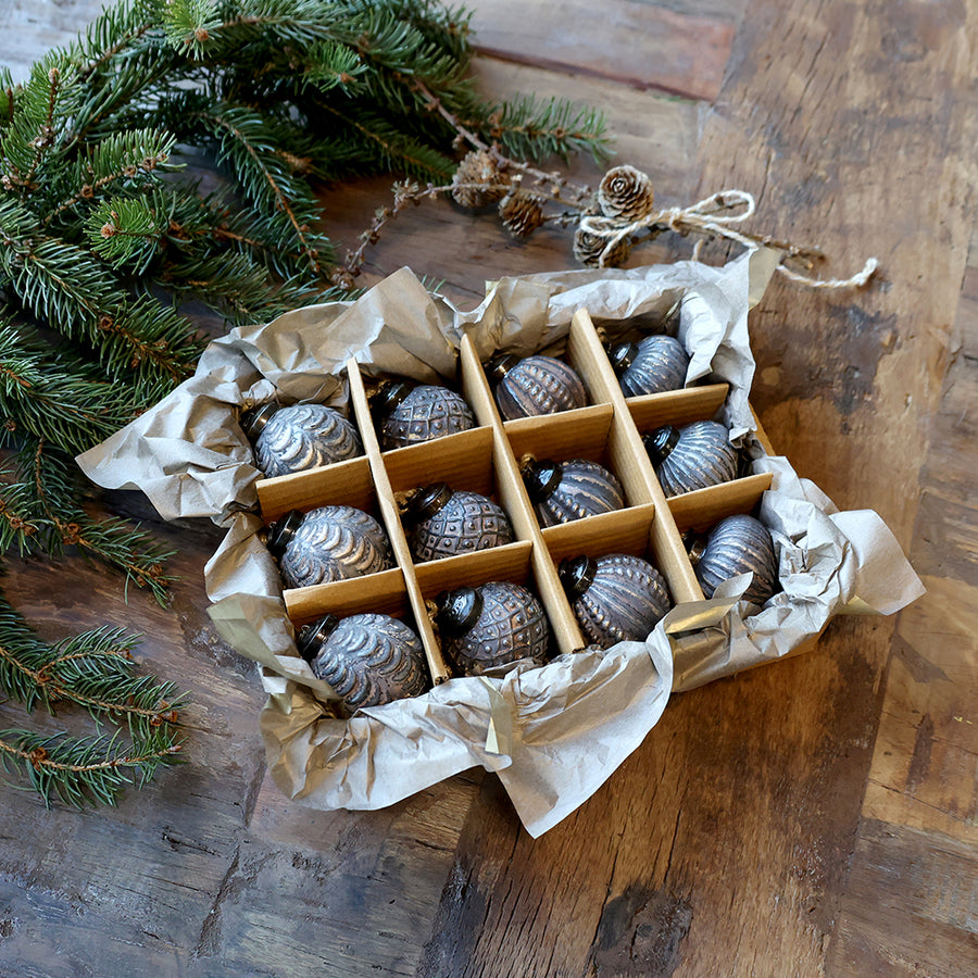Christmas Antique mokka színű üvegdíszek elegáns papírdobozban, fenyőág mellett