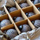 Kézzel fújt antik mokka karácsonyfadíszek részletgazdag mintázattal