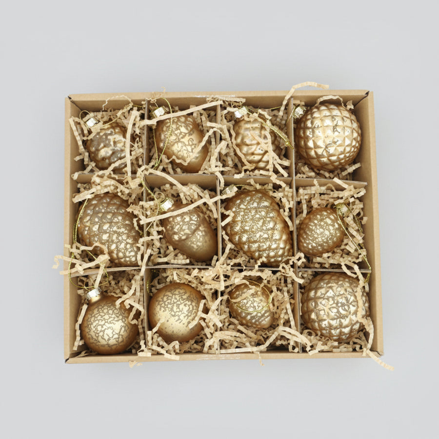 Antique kollekció 12 db-osarany üveg karácsonyfadísz szett kartondobozban, szalmával bélelt rekeszekben elhelyezve.