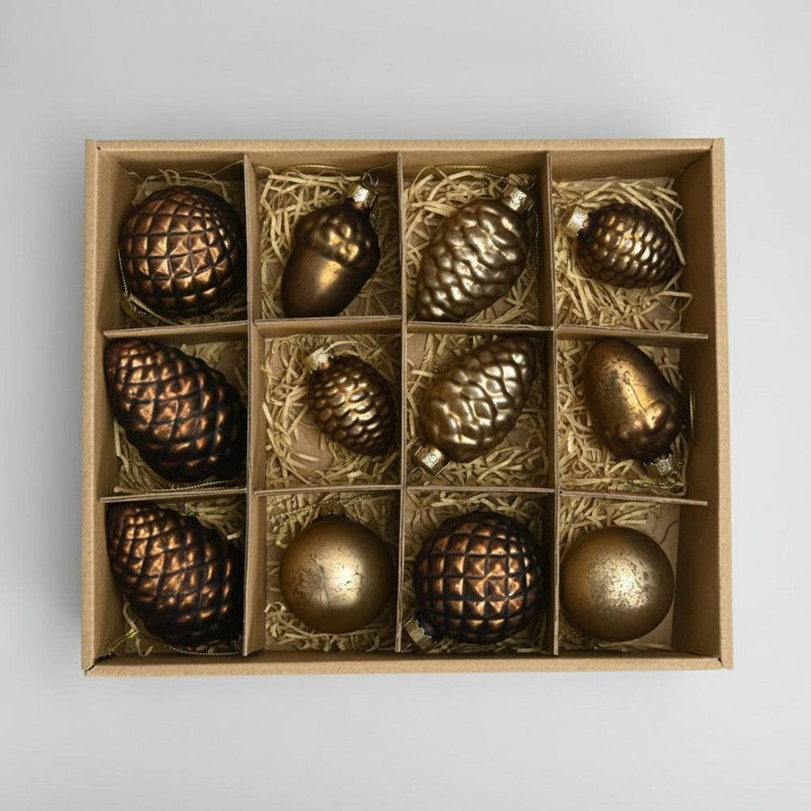 Antique kollekció 12 db-os bronz üveg karácsonyfadísz szett kartondobozban, szalmával bélelt rekeszekben elhelyezve.