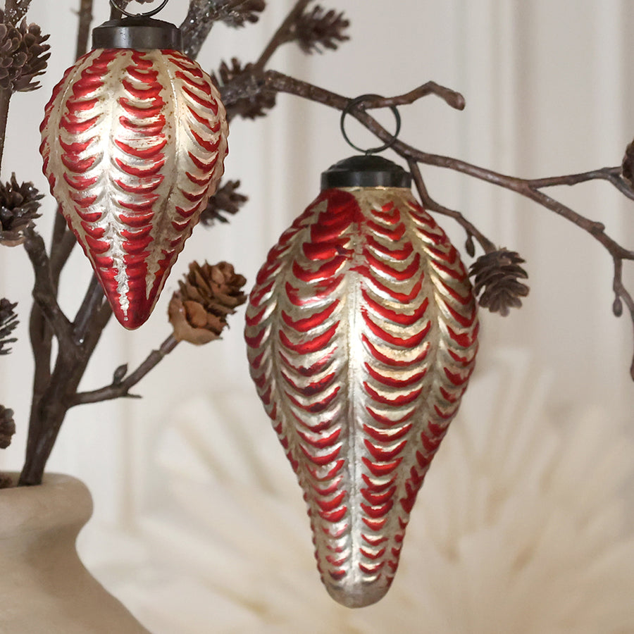 Az Antique meggy-pezsgő üvegdíszek íves pikkelymintázatának és antik hatású felületének közeli részlete.