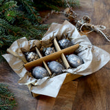 Vintage stílusú antik mokka karácsonyfadíszek díszdobozban, rusztikus papírral és fenyőágakkal