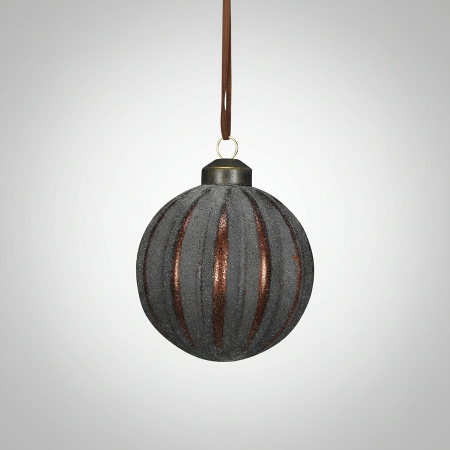 Barna és bronz színű, barázdált felületű Antique karácsonyfadísz, elegáns, rusztikus kivitelben.