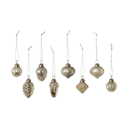 Ezüstszínű, változatos formájú, 8 darabos karácsonyfadísz szett.