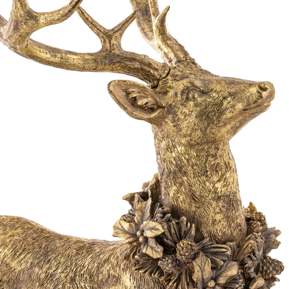 Arany színű szarvas szobor részletfotó, ünnepi koszorúval