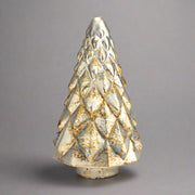 Aranyszínű, üvegből készült fenyőfa dísz.