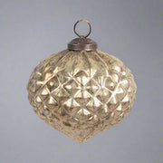 Aranyszínű, csepp alakú, üveg karácsonyfadísz.