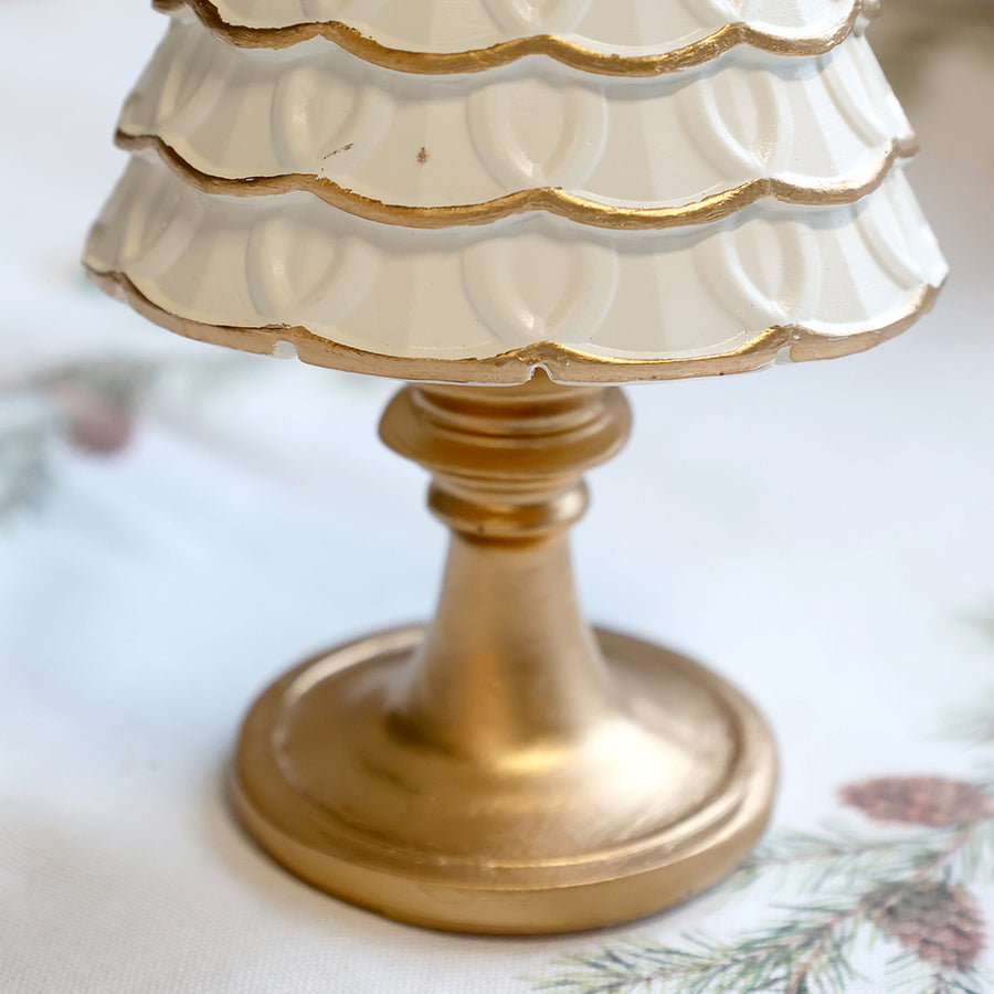 Részletfotó a kézzel festett, arany szegéllyel díszített dekor fenyő talapzatáról