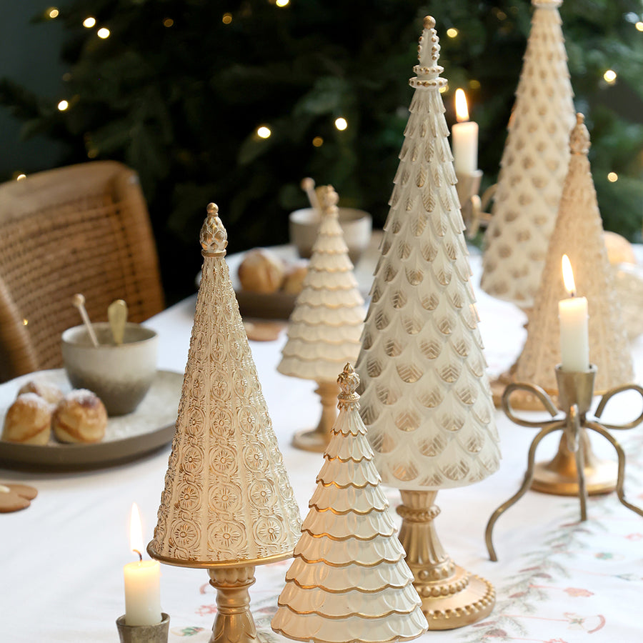 Klasszikus krém-arany karácsonyi dekorfák elegáns asztali kompozícióban