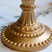 Részletfotó az aranyozott talapzat gyöngysoros díszítéséről