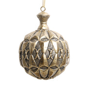 Rézszínű, gömb alakú karácsonyfadísz.