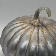 Ezüstszínű, üvegből készült dísztök dekoráció.