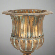 Antique Metals kaspó részletgazdag díszítéssel és patinázott rézszínű felülettel, klasszikus urnás forma közelről.