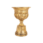 Antique Metals antik aranyszínű fém kaspó 42 cm magassággal, klasszikus talapzattal és díszített urnás formával, beltéri dekorációhoz.