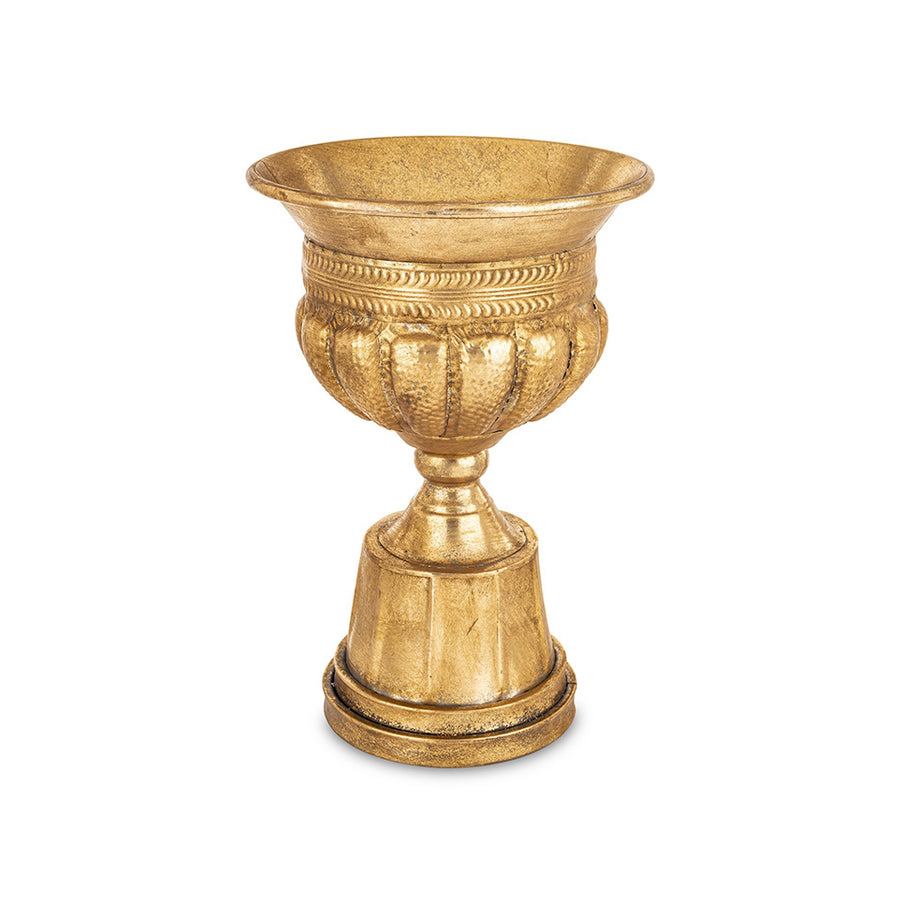 Antique Metals antik aranyszínű fém kaspó 42 cm magassággal, klasszikus talapzattal és díszített urnás formával, beltéri dekorációhoz.