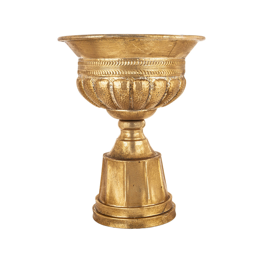 Antique Metals antik aranyszínű fém kaspó 46 cm magassággal, klasszikus talapzattal és díszített urnás formával, beltéri dekorációhoz.