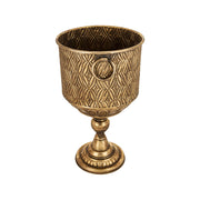 Antique Metals aranyszínű fém kaspó döntött nézetből, gazdagon mintázott felülettel és klasszikus talpas kialakítással, 52 cm magas.