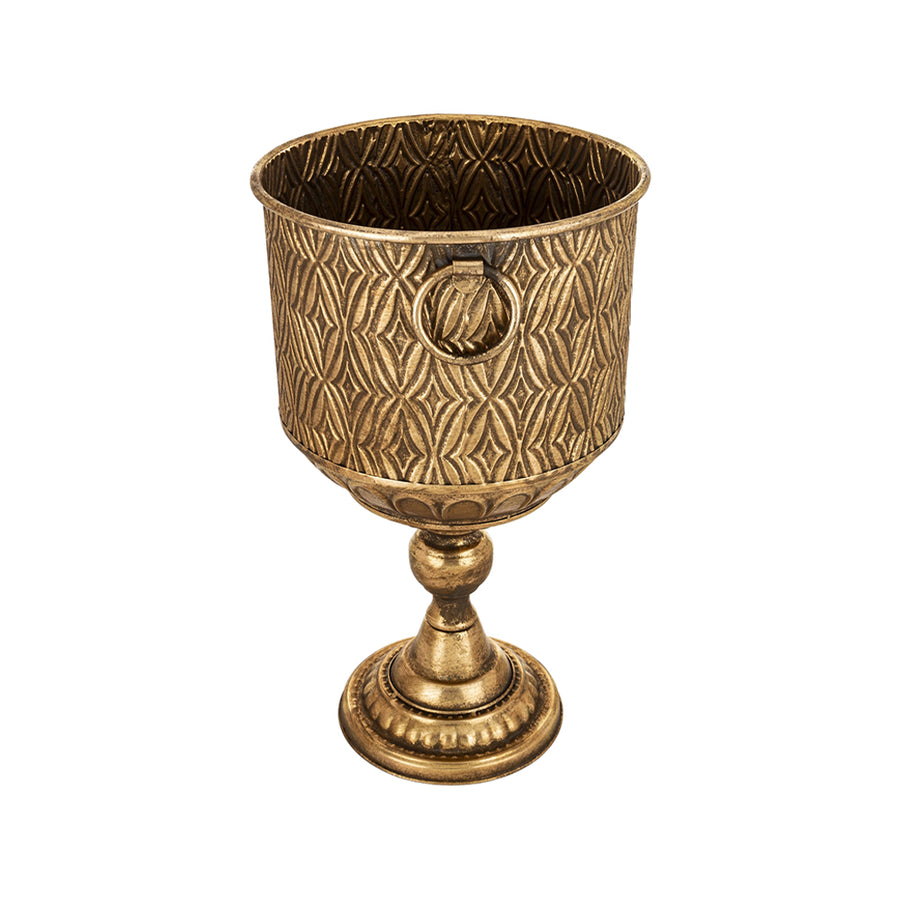 Antique Metals aranyszínű fém kaspó döntött nézetből, gazdagon mintázott felülettel és klasszikus talpas kialakítással, 52 cm magas.