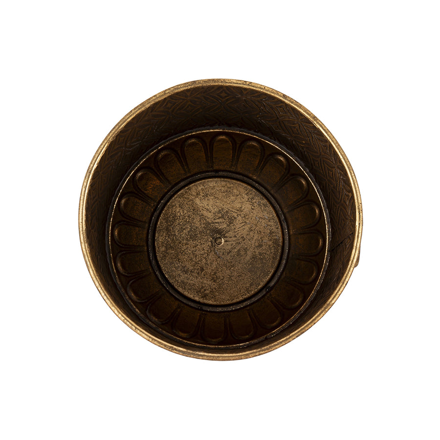 Antique Metals fém kaspó belső nézete felülről, patinázott aranyszínű felülettel és díszített belső peremmel.