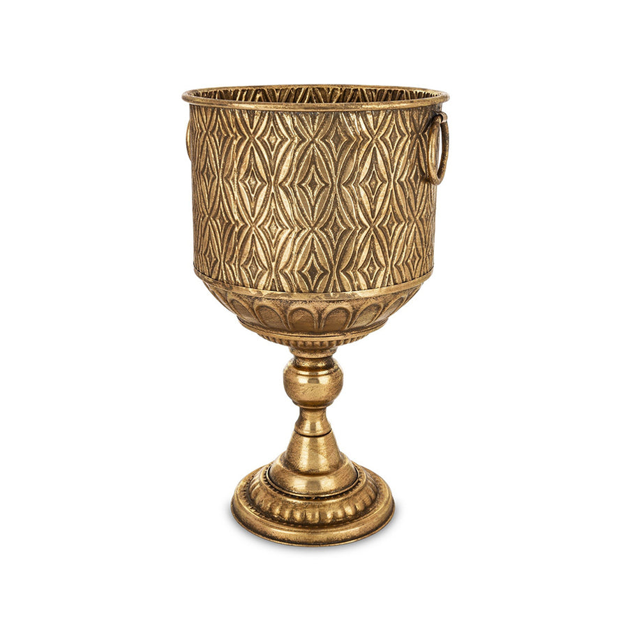 Antique Metals antik aranyszínű fém kaspó klasszikus talapzattal és geometrikus dombormintázattal, 52 cm magas dekoratív beltéri edény.