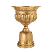 Antique Metals antik aranyszínű fém kaspó 57,5 cm magassággal, klasszikus talapzattal és díszített urnás formával, beltéri dekorációhoz.